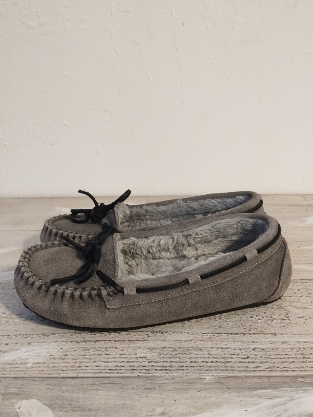 Minnetonka Moccasin Cally Moccasin Slippers for women U.S.A size 7 color Grey